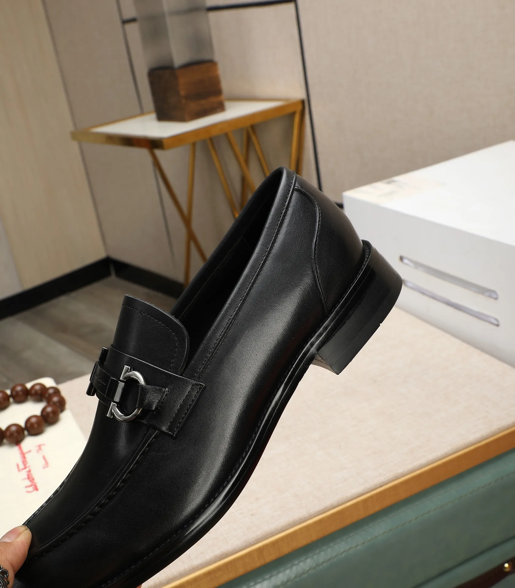 Men's shoes 💰540📛📛(water-dyed cowhide) Salvatore Ferragamo high-end (Salvatore Ferragamo) is the world's top luxury footwear brand. It comes from the fashion kingdom of Italy and is famous all over the world for its traditional handmade design and novel styles...🚶🏻🚶🏻New suit shoes are available simultaneously at the counter. This model is purely handmade. The fabric is imported from Italy's original first-layer cowhide. Soft water-dyed cowhide lining. Original authentic outsole🌀🌀Size: 38➖44 (45 customized)